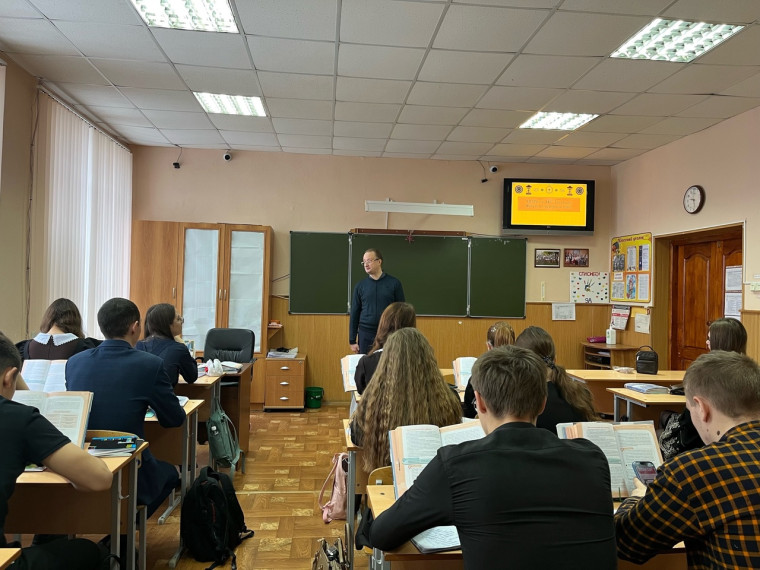 C профориентационной беседой в 11 А и 11 Б классы пришел Куприянов Аyдрей Юрьевич - доцент кафедры права и философии МГПУ им. М. Е. Евсевьева, кандидат философских наук.